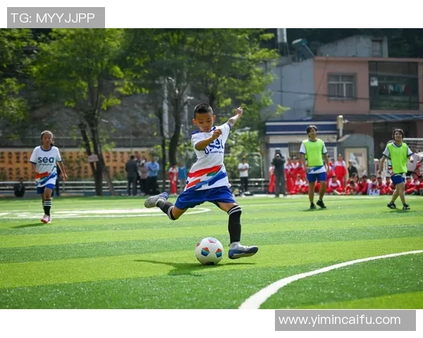 马克龙心目中的足球偶像与他对足球的热爱之路 马克龙心目中的足球偶像与他对足球的热爱之路